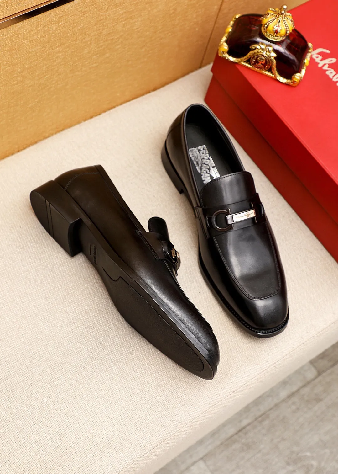Men's shoes 💰460 💐 Product trademark: Ferragamo "Ferragamo" casual leather shoes Regular size: 38-44 (45.46🉑️customized) Product materials: Selected imported first-layer calfskin upper + luxury hardware buckle, imported water-dyed cowhide leather lining. Strong three-dimensional visual effect, original rubber outsole Color: 1⃣️color optional
